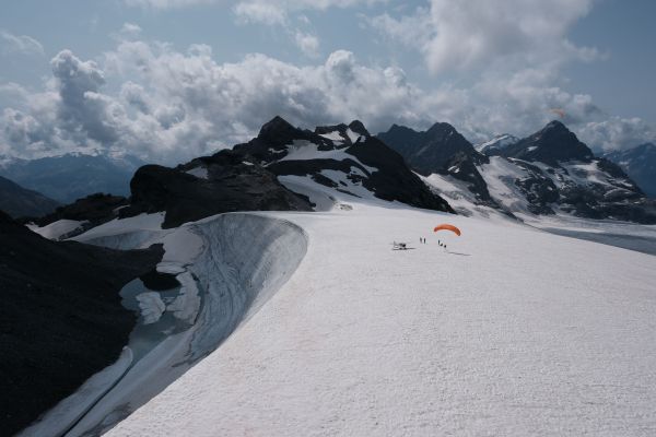 Windkolk – eine sichelförmige, vom Wind ausgeschliffene „Kerbe“ im Gletscher.